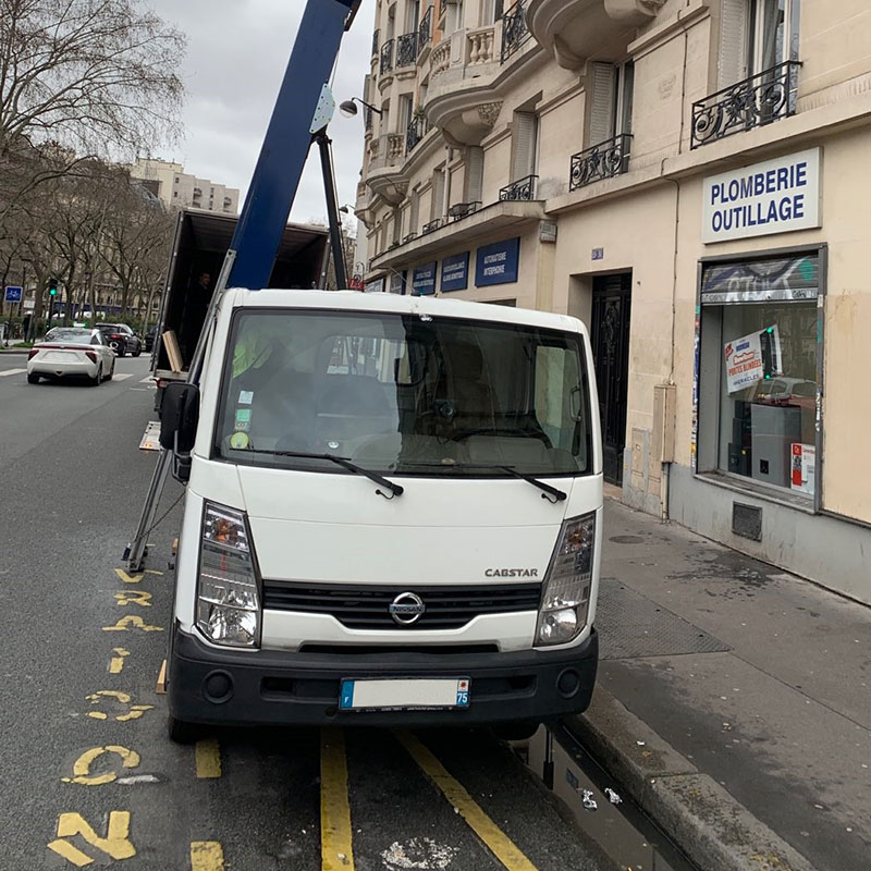 Camion monte meuble stationné